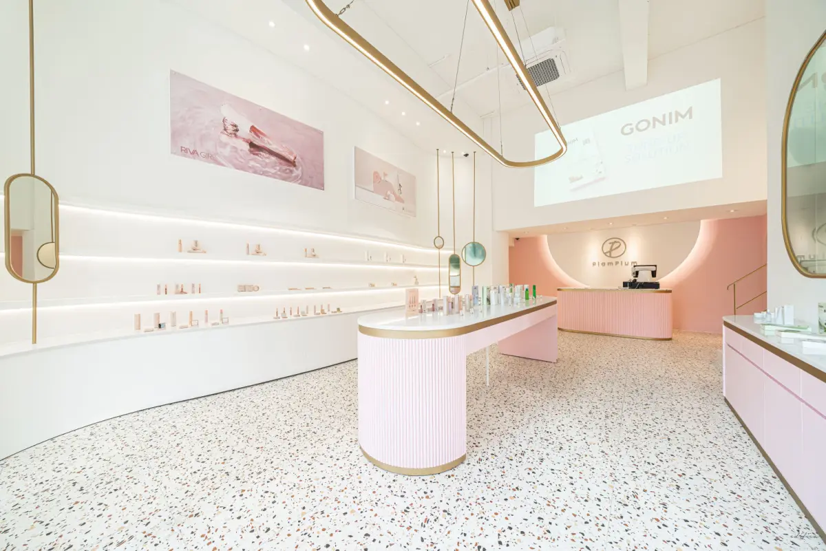 테라조와 골드 포인트의 프리미엄 뷰티 스토어